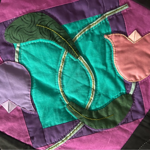 Tulips quilted wall hanging tulips purple green - Picture 3 of 10